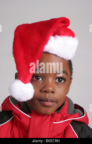 Giovane ragazzo in un Babbo Natale hat Foto Stock