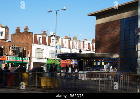 Al di fuori di Turnpike Lane Tube Station, London, England, Regno Unito Foto Stock