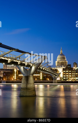 Millennium Bridge e la Cattedrale di St Paul e al crepuscolo. London, England, Regno Unito Foto Stock