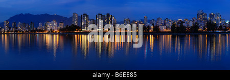 Panorama di West End skyline di Vancouver al crepuscolo si riflette in English Bay da Vanier Park Foto Stock