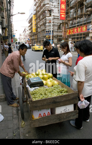 Cina Shanghai venditore pomelo 2007 Foto Stock