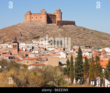 La Calahorra provincia di Granada Spagna castello del XVI secolo il villaggio di cui sopra Foto Stock