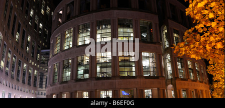 Panorama del ramo centrale della Vancouver Biblioteca Pubblica di notte con foglie di giallo in autunno Foto Stock