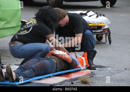 Vigili del fuoco i medici lavorano su un 9njured uomo in Glendale, Maryland Foto Stock