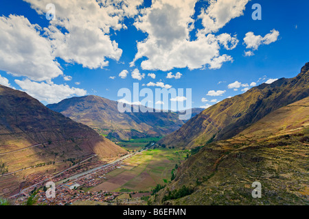 Vista di Pisac e fiume Urubamba Foto Stock