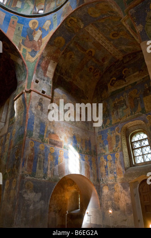 Interno e affreschi della trasfigurazione Cattedrale (1156) di Mirozh monastero a Pskov, Russia Foto Stock