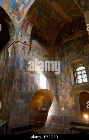 Interno e affreschi della trasfigurazione Cattedrale (1156) di Mirozh monastero a Pskov, Russia Foto Stock