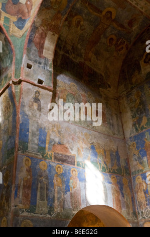 Interno e affreschi della trasfigurazione Cattedrale (1156) di Mirozh monastero a Pskov, Russia Foto Stock