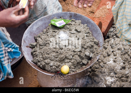 Muratori eseguendo una puja su Malta prima di una costruzione edilizia di Chennai, nello Stato del Tamil Nadu, India. Foto Stock