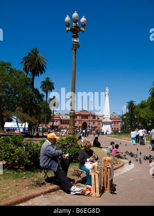 Venditori di arachidi, turisti e piccione in Plaza de Mayo, Buenos Aires, Argentina Foto Stock