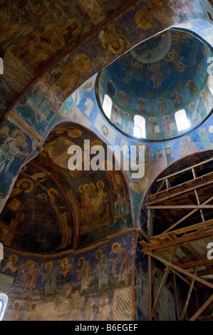 Interno e affreschi della trasfigurazione Cattedrale (1156) di Mirozh monastero a Pskov, Russia Foto Stock