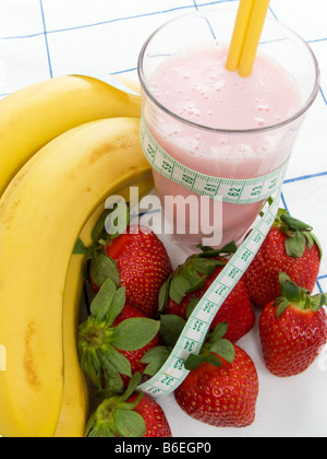 I frullati fatta con fragole e banane e un metro a nastro Foto Stock