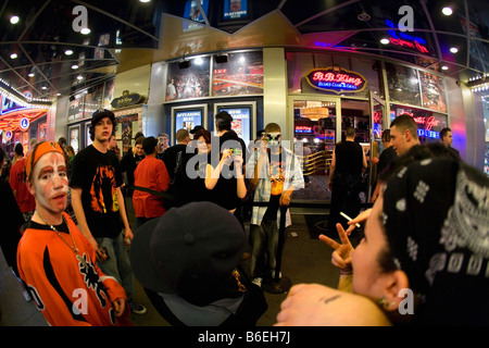 Stati Uniti d'America, New York Manhattan, giovani illuminato Times Square Foto Stock