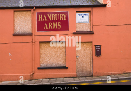 Il degrado urbano uk chiuso intavolato e in vendita Hanbury Arms pub in Pontypool Lancaster South Wales UK Foto Stock