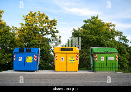 Colorato cassonetti per il riciclaggio di materiale Italia Foto Stock