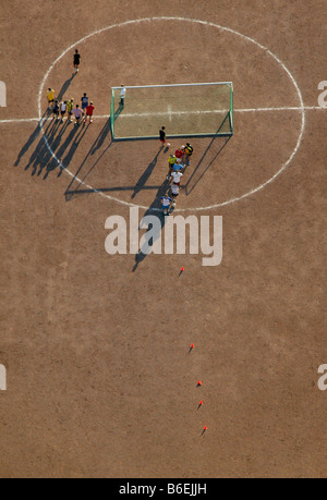 Vista aerea di un campo di calcio con i giovani e i bambini il training su Asche campo sportivo Heisingen, Essen, la zona della Ruhr, Nord R Foto Stock