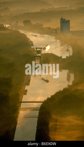 Le navi da carico passando attraverso il blocco Dorsten-Ost sul Wesel-Datteln Canal, foto aerea in autunno la luce, Ruhrgebiet, Nord Rh Foto Stock