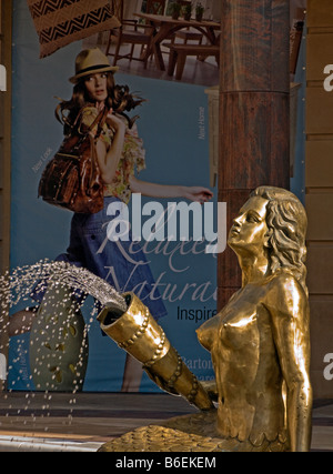 Barton Square Shopping Centre fontana, parte di Trafford Park Shopping Complex, Manchester Foto Stock