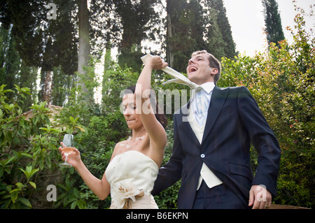 Sposa tirando lo sposo s tie Italia Foto Stock