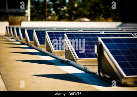 Pannelli solari sulla parte superiore del mezzo edificio scolastico a Sidwell Friends School in Washington, DC. Foto Stock