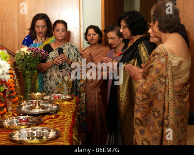 Arti cerimonia al Diwali celebrazioni di Wandsworth Town Hall Foto Stock