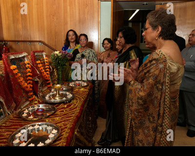 Arti cerimonia al Diwali celebrazioni di Wandsworth Town Hall Foto Stock