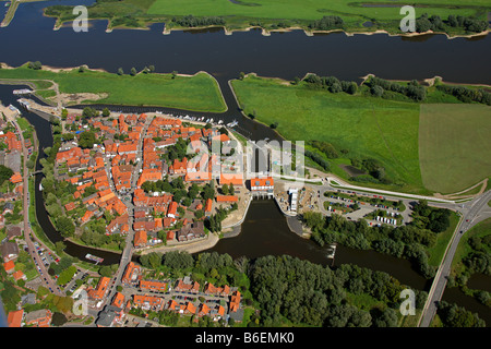 Vista aerea, Fiume Elba, Jeetze River, Nuova protezione contro le acque alte Elbe pennelli, quartiere storico, Hitzacker, Sax inferiore Foto Stock