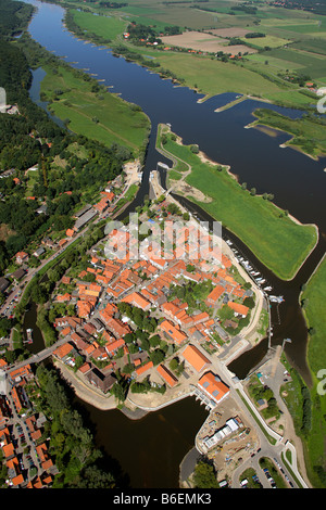 Vista aerea, Fiume Elba, Jeetze River, Nuova protezione contro le acque alte Elbe pennelli, quartiere storico, Hitzacker, Sax inferiore Foto Stock