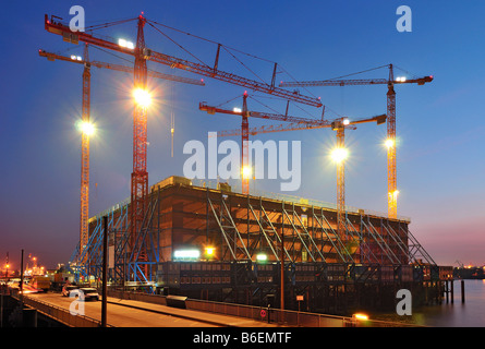 Sito in costruzione dell'Elbe Philharmonic Hall di Amburgo di HafenCity al crepuscolo, HafenCity di Amburgo, Germania, Europa Foto Stock