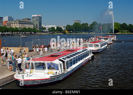 Lago Alster vaporizzatore quay a Amburgo, Germania, Europa Foto Stock