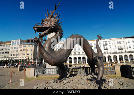 Drago di rame per ora Cina 2008 sul municipio luogo di mercato ad Amburgo, Germania, Europa Foto Stock