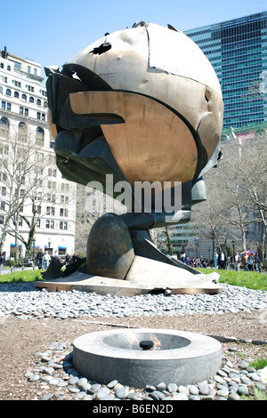 Palla dorata, la sfera, dallo scultore tedesco Fritz Koenig al sito del World Trade Center a New York, ha resistito al crollo Foto Stock