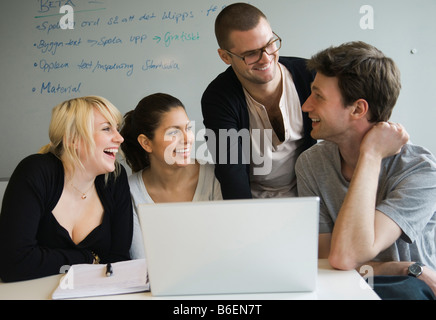 Quattro studenti e un computer Foto Stock