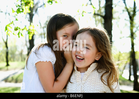 Sorelle whispering segreti Foto Stock