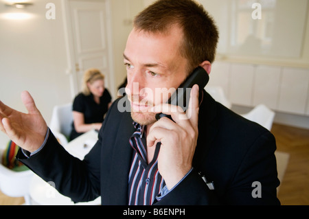 Uomo che parla al telefono Foto Stock