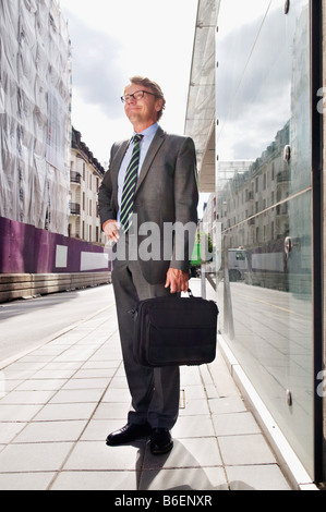 Imprenditore in attesa om marciapiede Foto Stock