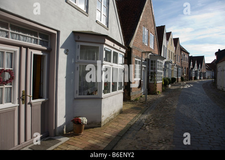 Strada di ciottoli e le case con finestre a baia nel centro storico di Tondern, nello Jutland, Danimarca, Nord Europa Foto Stock