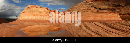 Le riflessioni della seconda onda in una pozza in Coyote Buttes, Arizona, Stati Uniti d'America Foto Stock