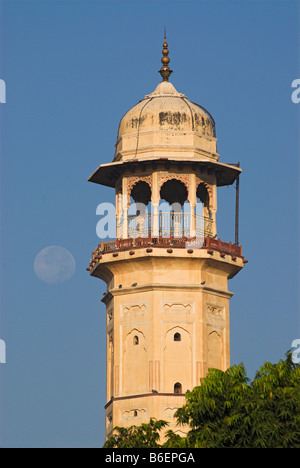 L'impostazione luna piena dietro Iswari Minar Swarga Sal a Jaipur, Rajasthan, India, Asia Foto Stock