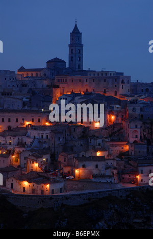 Le case e il Duomo di Matera di notte, Basilicata, Italia, Europa Foto Stock