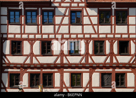 Un tipico mezzo in legno facciata a Norimberga, Franconia, Baviera, Germania, Europa Foto Stock