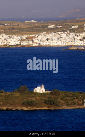 Chiesa su una piccola isola di fronte l'isola di Paros, Grecia, Europa Foto Stock