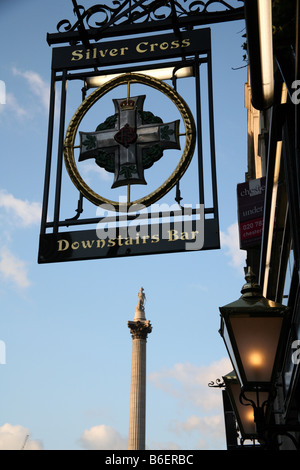 Segno di Croce d'argento pub, Whitehall, Londra Foto Stock