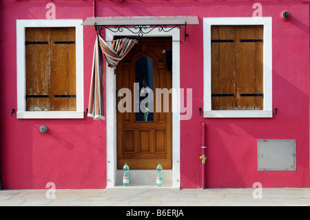 Dipinte in maniera colorata facciata di edificio e l'entrata in Burano Venezia Venecia, Italia, Europa Foto Stock