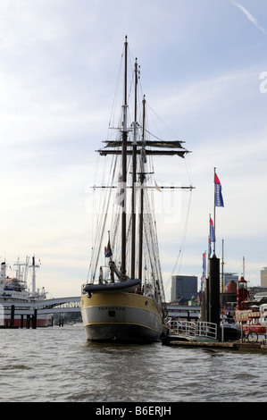 Franeker, 3 masted nave a vela ormeggiata nella città anseatica di Amburgo, Germania, Europa Foto Stock