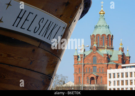 Segno di Helsinki sulla barca di legno scafo nella parte anteriore della Cattedrale Uspenski Helsinki Finlandia Foto Stock