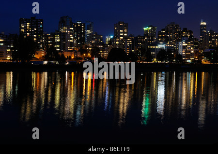 Il West End di Vancouver skyline della città luci al crepuscolo si riflette in False Creek da Vanier Park della Columbia britannica in Canada Foto Stock