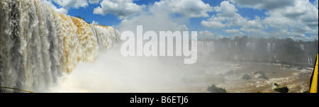 Vista panoramica delle cascate Iguacu dal lato Brasiliano Foto Stock