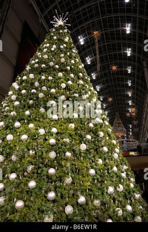 Gigantesco albero di Natale all'Eaton Centre shopping mall a Toronto Foto Stock