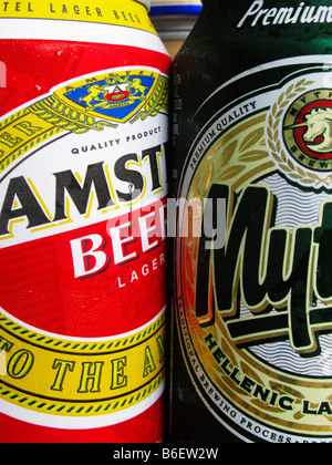 Greco lattine di bevande di Amstel e Mythos birra Foto Stock